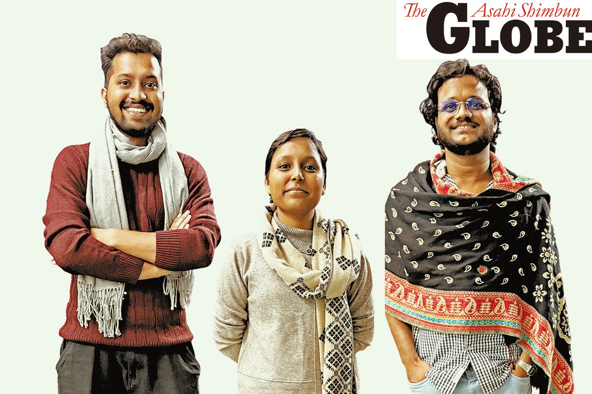 ジャワハルラル・ネルー大学の学生、アウィチャル・ワルケさん（左）、コマル・デビさん（真ん中）、ラジ・ラタン・ラジョリヤさん=2025年11月、インド・ニューデリー