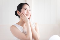 頬に手を当て笑顔な女性※画像はイメージです （buritora/stock.adobe.com）