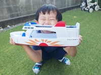 自作したさんふらわあを抱える少年（小倉沙耶さん提供）