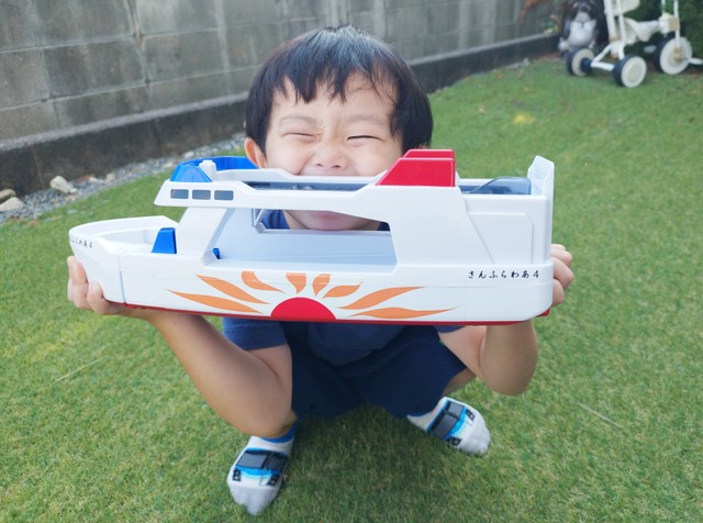 自作したさんふらわあを抱える少年（小倉沙耶さん提供）