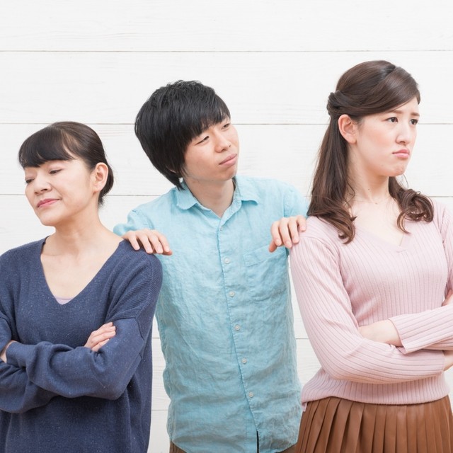 妻と義両親の不仲ってどう対応したらいいの？　※画像はイメージです（ACworks/photoAC）