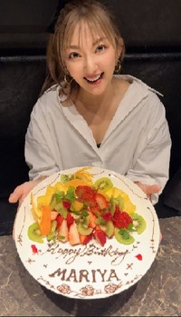 ケーキを手に自身の誕生日を祝う山田まりや