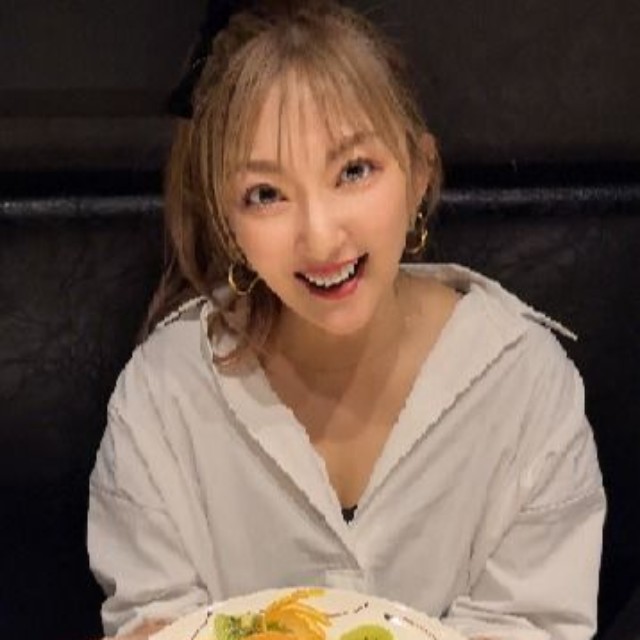 ケーキを手に自身の誕生日を祝う山田まりや