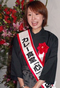 カレー店１日店長を務めた山川恵里佳＝2005年