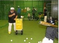 少年に打撃指導する矢作さん