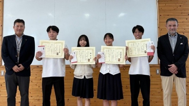 ソフトクリームを考案した岡山南高生ら　提供：西日本高速道路サービス・ホールディングス