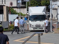 鐘を積んだトラックが到着