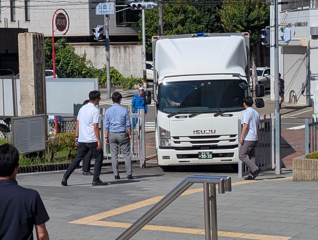 鐘を積んだトラックが到着