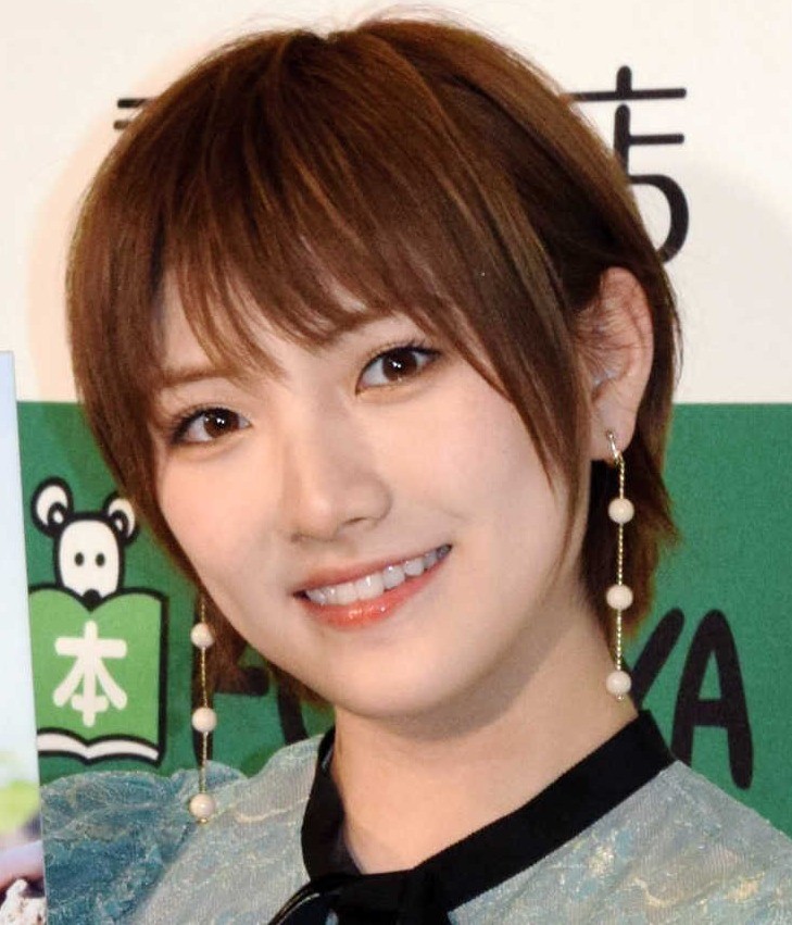 熱愛発覚＆卒業発表のAKB48・岡田奈々、テレ東生放送出演 笑顔で