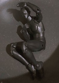 「わっ、まぶっ。寝てたのに…」と語るデッサン人形（想像です）（千景さん提供）
@chikagetover）