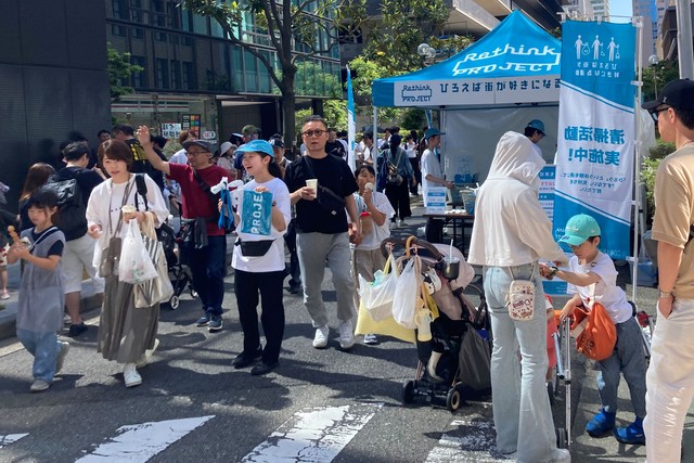 神戸まつり「ひろえば街が好きになる運動」ブース＝5月17日、神戸市中央区江戸町