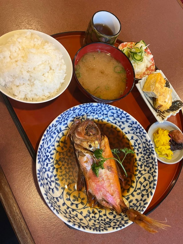 常連スペシャル、メニューにない「金目鯛の煮付け定食」／ぶりしょの5円くん（@5yen_goen）提供