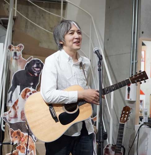 ミニライブ中の近藤さん(昨年11月、CHAN LUU 表参道）