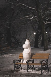 井の頭公園のベンチに立っている"雪ムーミン"／ゆたさん（@titiyuu）提供