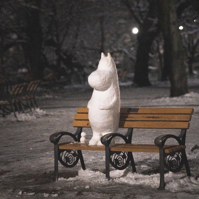 井の頭公園のベンチに立っている"雪ムーミン"／ゆたさん（@titiyuu）提供
