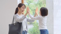 笑顔でハイタッチをする母娘※画像はイメージです（siro46/stock.adobe.com）