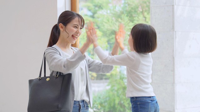 笑顔でハイタッチをする母娘※画像はイメージです（siro46/stock.adobe.com）