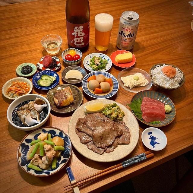 この日のメニューは「牛タン（自家製南蛮味噌付き）、鳥もも肉と大根煮、キハダマグロ刺身、燈台ツブ煮、鯛の味噌漬け、湯葉刺身、里芋と人参煮、自家製糠漬け、卵焼き、ミニトマト、きんぴら、無限ピーマン、沢庵、自家製梅干、自家製海苔の佃煮、しらすと明太子丼、16品。ガチ原価は850円くらいです」（M_Makiさん提供）