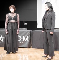 会見に臨んだ岩田美香（右）と安納サオリ