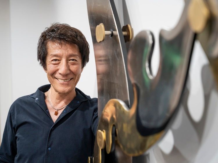 金継ぎなど漆芸修復師として磨いた技巧を生かし、オリジナル作品も手がける=2025年7月、京都市内