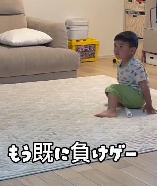 まだまだ負けてない！と強気な弟くん（提供：@kuseboy_dailyさん）
