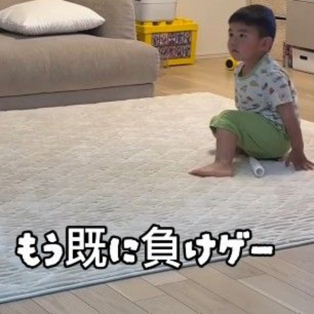 まだまだ負けてない！と強気な弟くん（提供：@kuseboy_dailyさん）
