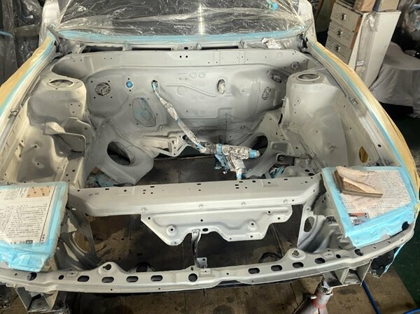 エンジンが下ろされ、がらんとしたエンジンルーム。これから塗装し直す作業を行なう（秋田県能代市）