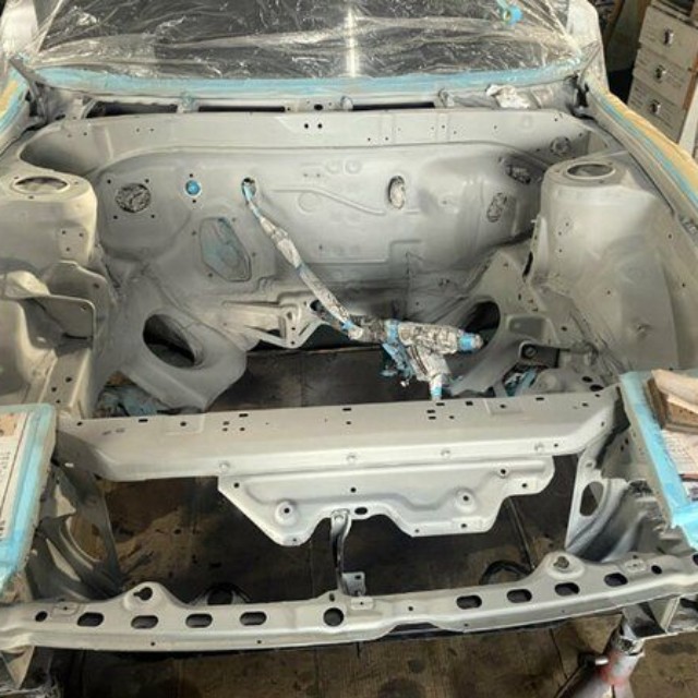 エンジンが下ろされ、がらんとしたエンジンルーム。これから塗装し直す作業を行なう（秋田県能代市）