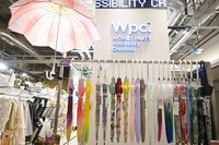チューリップ柄のビニール傘など約1000点のアイテムが並ぶ「Wpc.心斎橋パルコ店」（大阪市中央区）