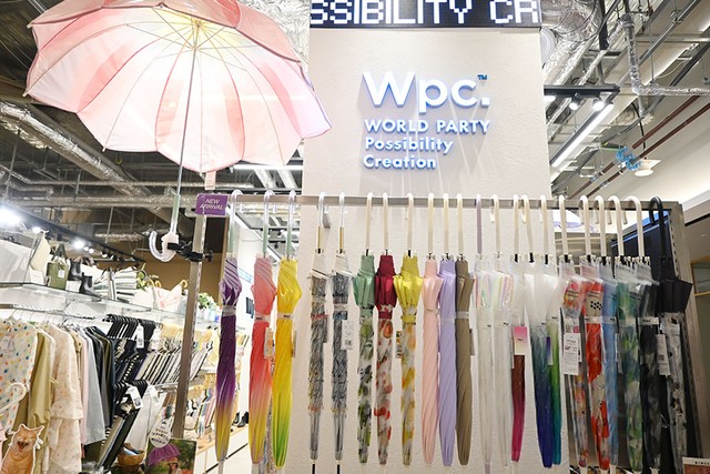 チューリップ柄のビニール傘など約1000点のアイテムが並ぶ「Wpc.心斎橋パルコ店」（大阪市中央区）