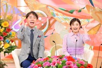 MCの藤井隆と井上咲楽＝「新婚さんいらっしゃい！」ⓒABCテレビ