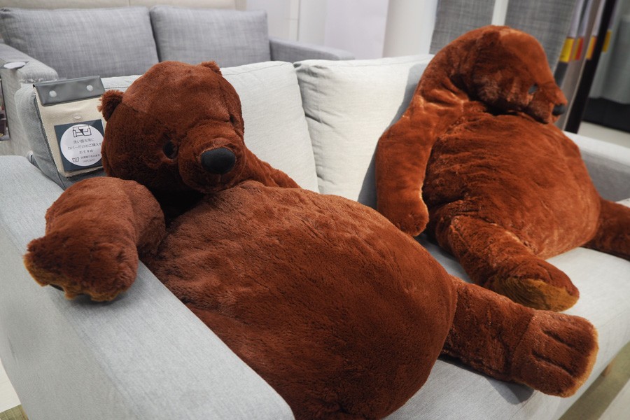 イケアのクマのぬいぐるみ、疲れきったお父さんのようだと話題｜まいど