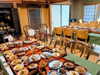 参加者に向けて用意した30人分の晩御飯／「寺嫁日和時々美容師」さん（@nobue_pic）提供