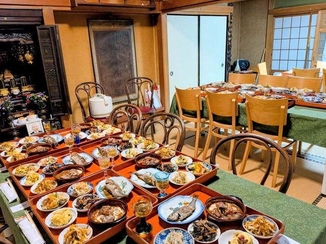 参加者に向けて用意した30人分の晩御飯／「寺嫁日和時々美容師」さん（@nobue_pic）提供