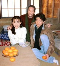ドラマ「北の国から」クランクアップで（左から）中嶋朋子、田中邦衛さん、吉岡秀隆＝1992年