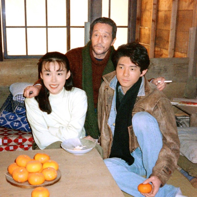 ドラマ「北の国から」クランクアップで（左から）中嶋朋子、田中邦衛さん、吉岡秀隆＝1992年