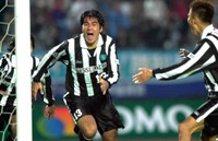 引退試合でＶゴールを決め、雄叫びを上げる神戸・永島昭浩(2000年)