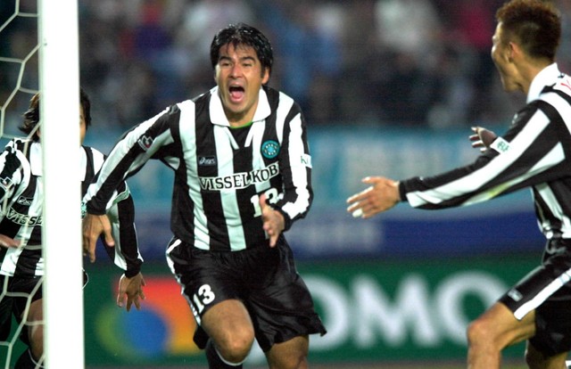 引退試合でＶゴールを決め、雄叫びを上げる神戸・永島昭浩(2000年)