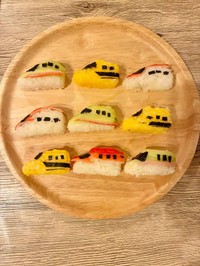 ケーキと一緒に大好きな新幹線おにぎりも！（さわりなさん提供）