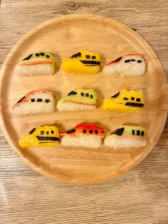 ケーキと一緒に大好きな新幹線おにぎりも！（さわりなさん提供）