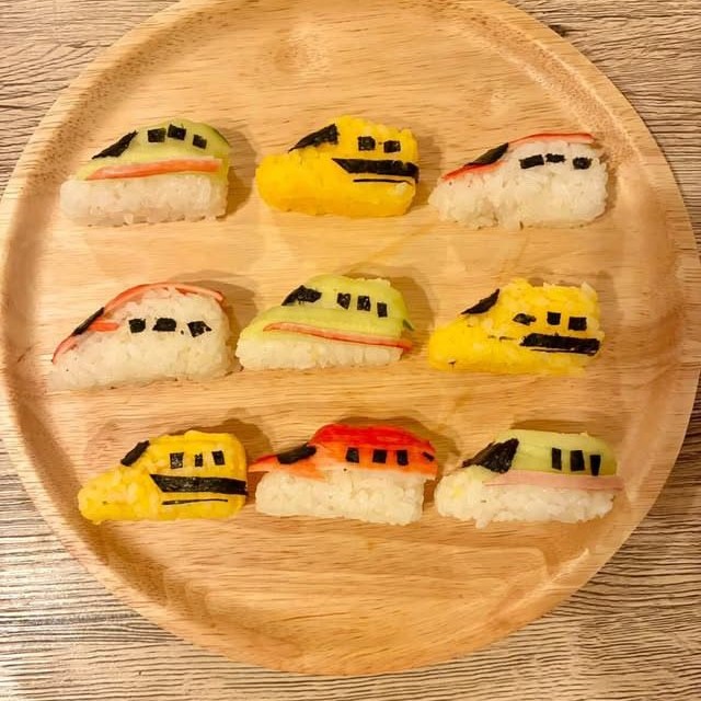 ケーキと一緒に大好きな新幹線おにぎりも！（さわりなさん提供）