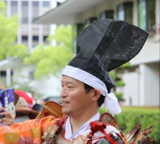 「楠公武者行列」に登場した斎藤元彦知事＝神戸市内