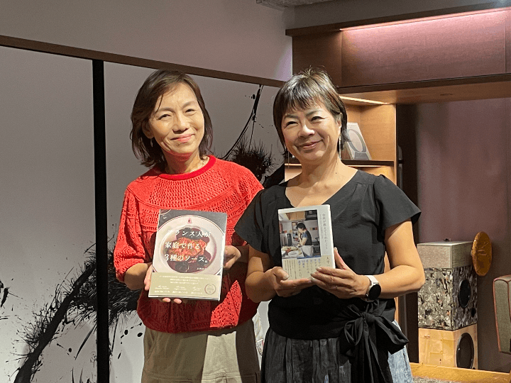 料理研究家の上田淳子さん（左）とエッセイストの大平一枝さん（右）