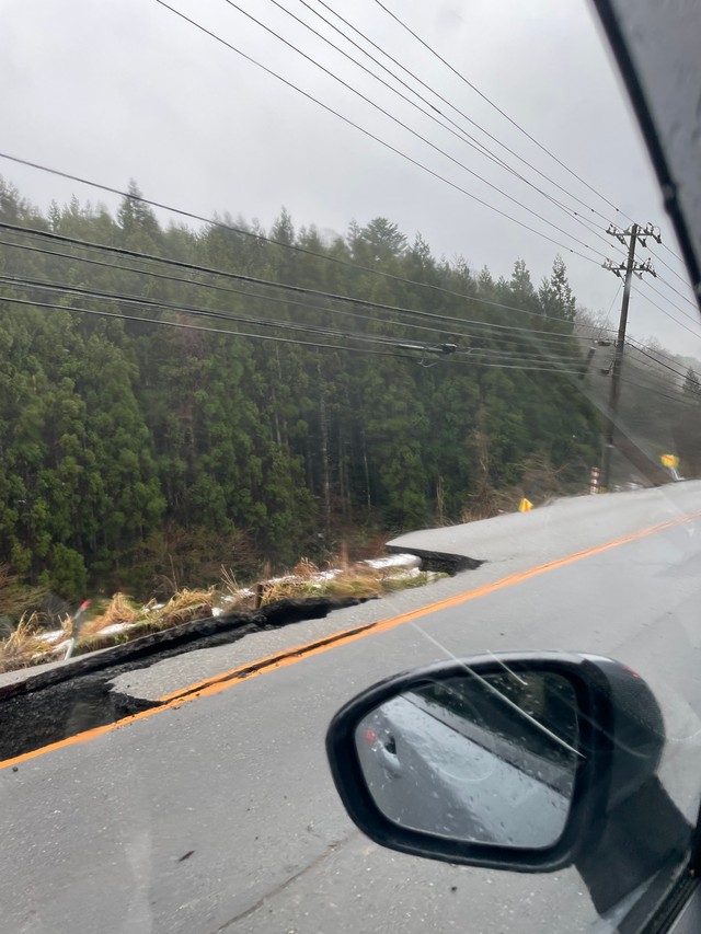 崩落した道路（自家焙煎珈琲店 神音@kanonstayさん提供）