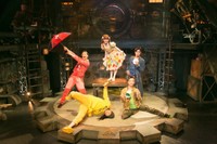 ノンバーバルパフォーマンス公演「ギア」出演中の深河晃さん（右下）