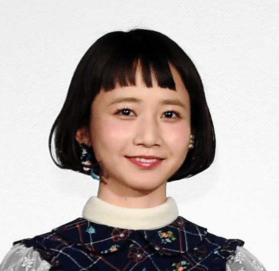 〝パッツン前髪〟でブレークした三戸なつめさん。現在とは…＝2017年撮影