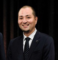 内間政成（スリムクラブ）