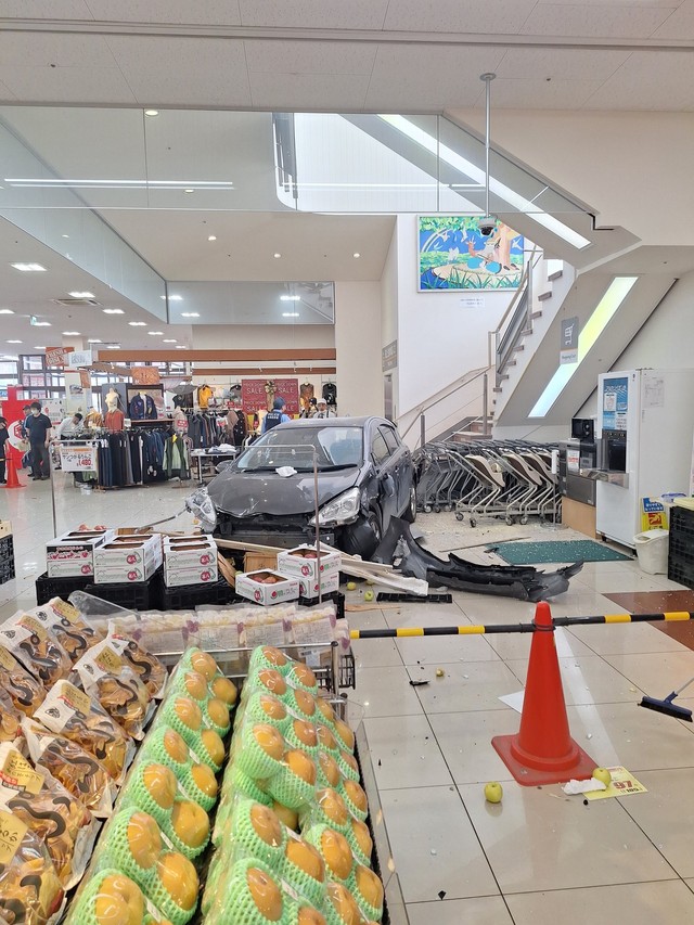 幸い運転手の方も軽傷、落下地点にも人はいなかった模様（提供：さとうもときさん）