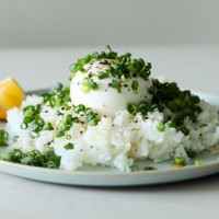 長谷川あかりさんの「ブッラータチーズとナンプラーのせごはん」（主婦と生活社提供）