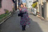 インスタグラムで女性たちから共感を得た母のワンピース姿。心からの笑顔が素敵です（提供：ゆかりさん）